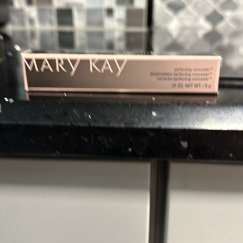 Mary Kay perfecting concealer Deep Ivory - Picture 2 of 3